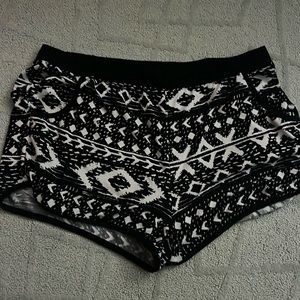 No boundaries size 15-17 juniors shorts. Printed black and white shorts.